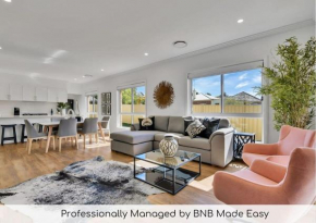 Hideaway on Curran - Modern & Comfy Retreat in CBD Firepit, Orange